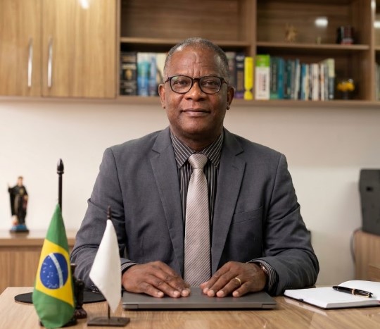 Dr. Rogério Braz em seu escritório